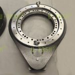 拓展中心距且兼顧精度的兩級傳動回轉驅動